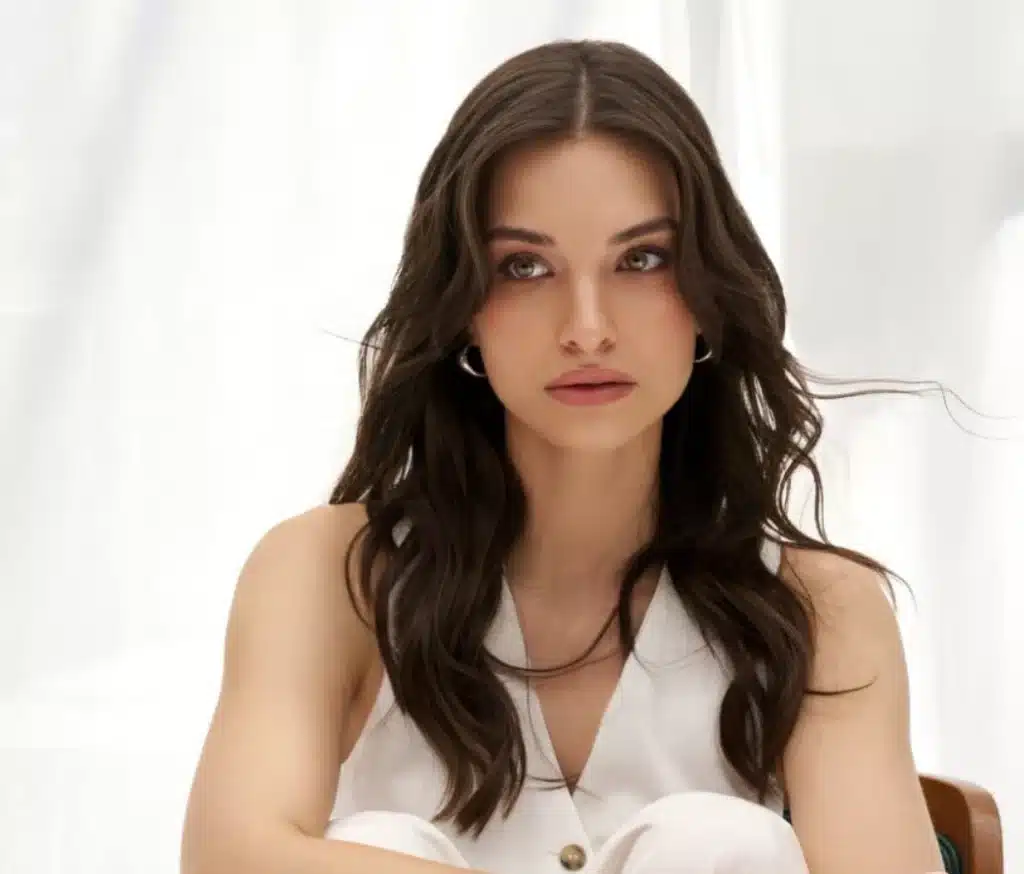 Ekin Aksoy posing for a promotional photo ahead of her role as Komisar Pınar in NOW’s new Turkish crime series Yeraltı.