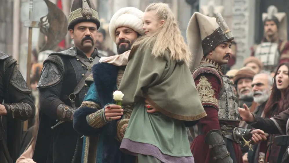 Mehmed: Fetihler Sultanı Sultan Mehmed leading Ottoman forces through narrow city streets during Episode 62