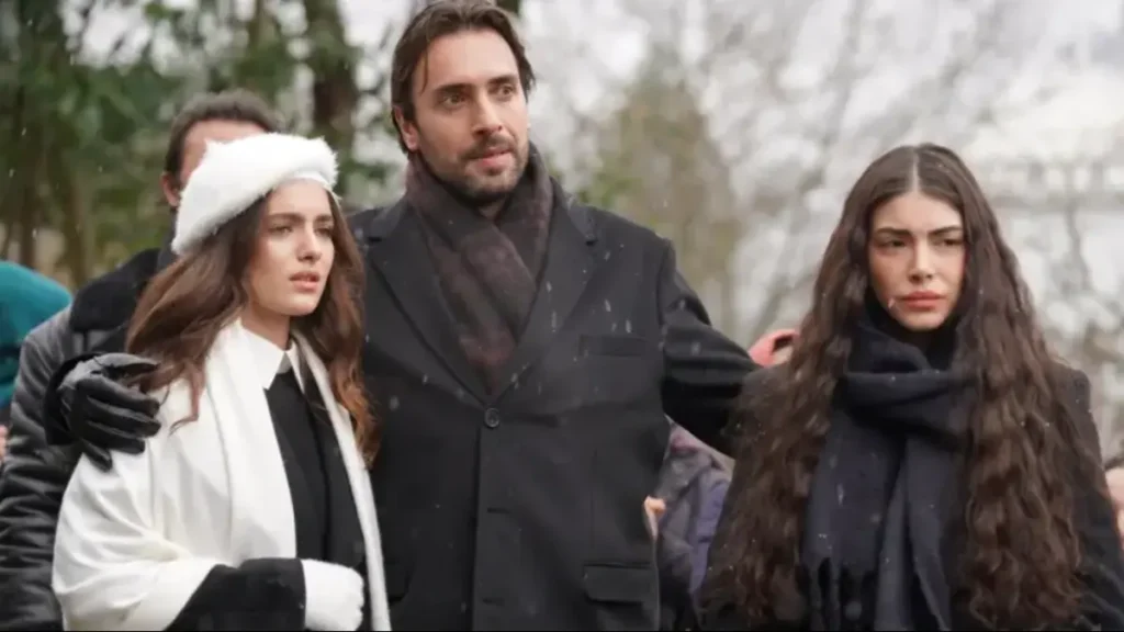 Adil standing protectively between Esme and Eleni during a tense moment in Taşacak Bu Deniz Episode 15