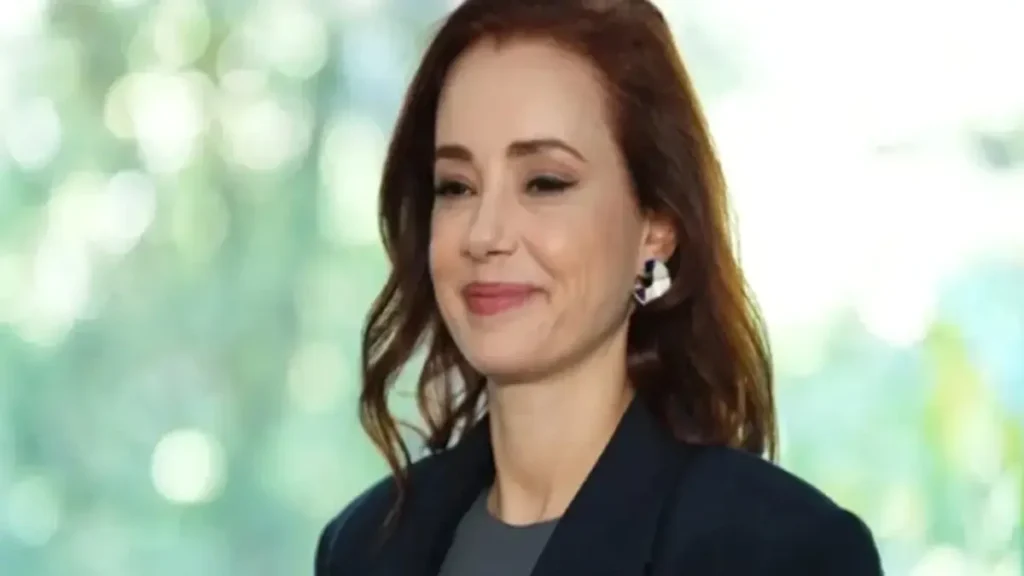 Özgü Namal Signals a New Artistic Chapter: “Kıskanmak” Finale Speculation and the Impact of Yellow Envelopes Özgü Namal smiling at Yellow Envelopes premiere Istanbul Modern