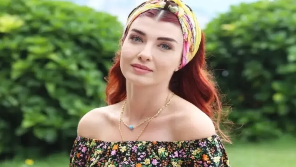 Aslıhan Güner Cast as Beren in “Operasyon Alesta”: A Strategic Move Elevating TRT’s Upcoming Military Drama Aslıhan Güner portrait as Beren in Operasyon Alesta Turkish military drama