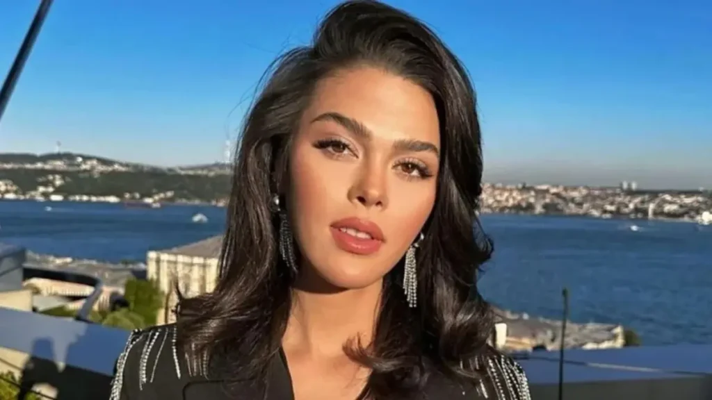 Aslıhan Karalar as Gonca in Delikanlı by the waterfront scene