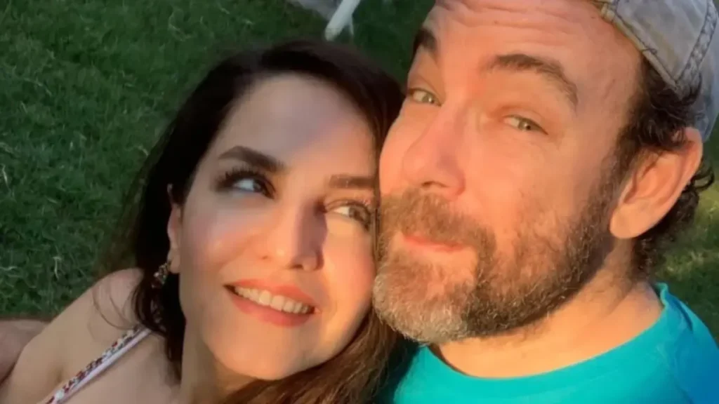 Bihter Dinçel and Barış Dinçel smiling together before their divorce