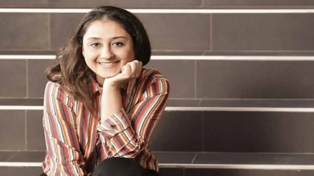 Ecem Erkek’s Emotional Triumph in “Kara Kız”: A Standing Ovation That Moved Istanbul’s Theatre Scene Ecem Erkek receiving standing ovation during emotional one-woman theatre performance “Kara Kız” at Beşiktaş Cultural Center