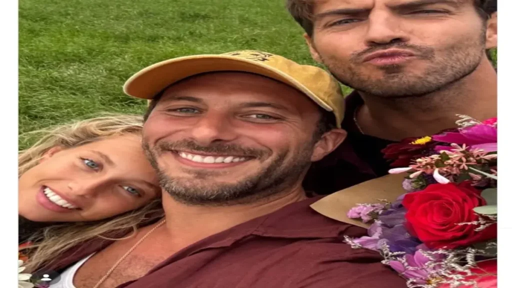 Romantic trio smiling together in Todo Lo Que Nunca Fuimos emotional scene outdoors