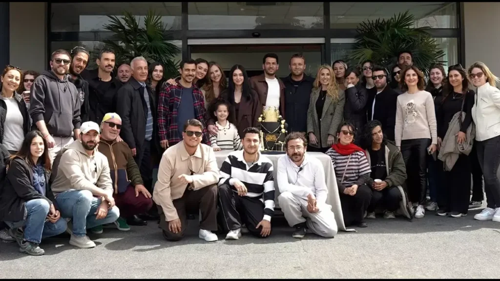 Murat Yıldırım birthday celebration on Güller ve Günahlar set with crown cake