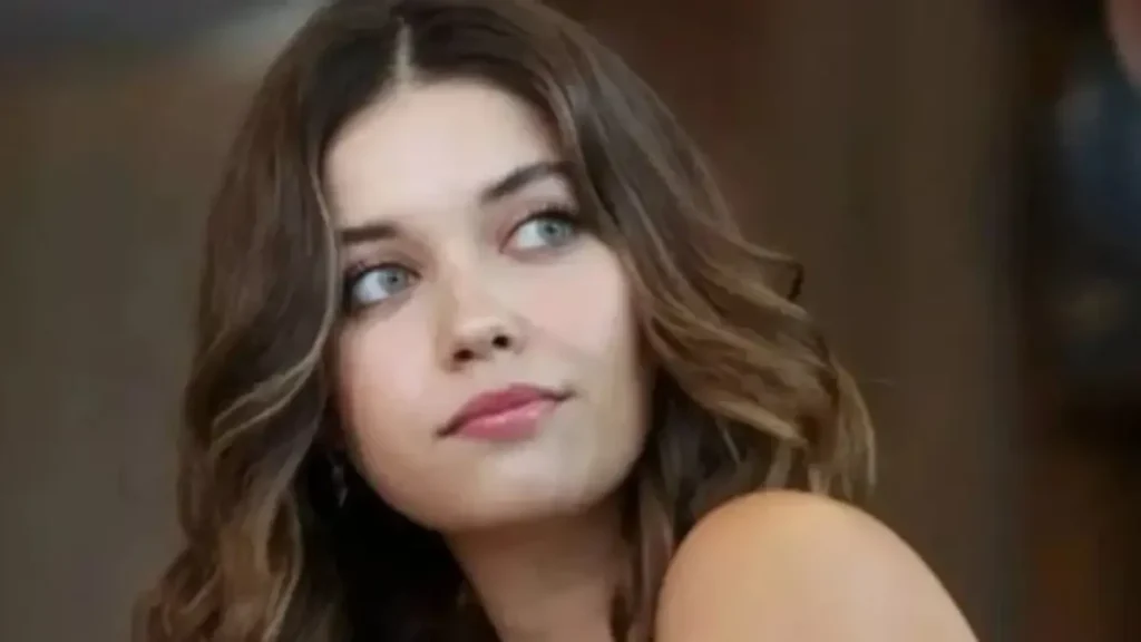 Afra Saraçoğlu filming her emotional farewell scene as Çağla in the Turkish drama ABİ