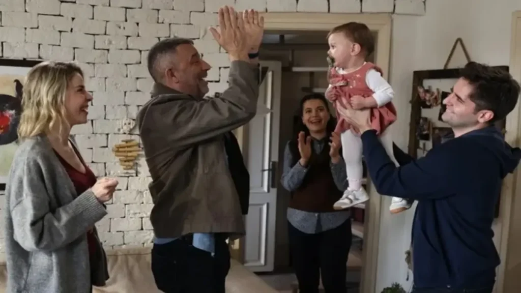 Ayşecan with Mesut and Selin in emotional Arka Sokaklar family scene