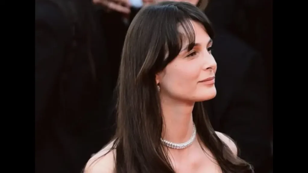 Büşra Develi Brings Turkish Elegance to Cannes 2026 With a Stunning Red Carpet Appearance Büşra Develi attending the Cannes Film Festival 2026 red carpet before the amfAR Gala celebration.
