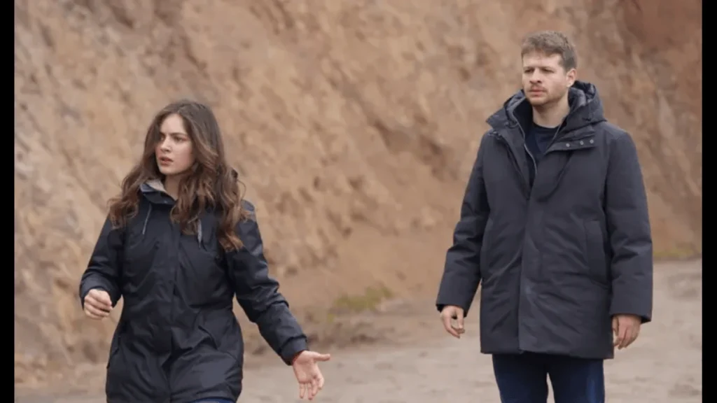 Adil and Esme confronting the Koçari crowd in Episode 26