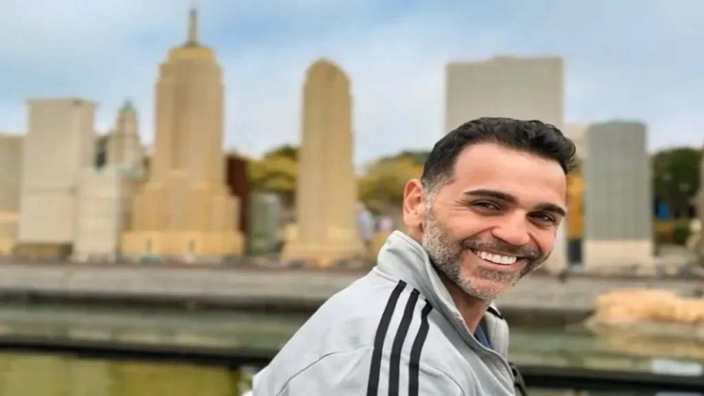 Ersin Olgaç Joins Espiyonaj: Why Tabii’s New Spy Thriller Could Redefine Turkish Intelligence Dramas Ersin Olgaç smiling during filming of the Turkish espionage series Espiyonaj