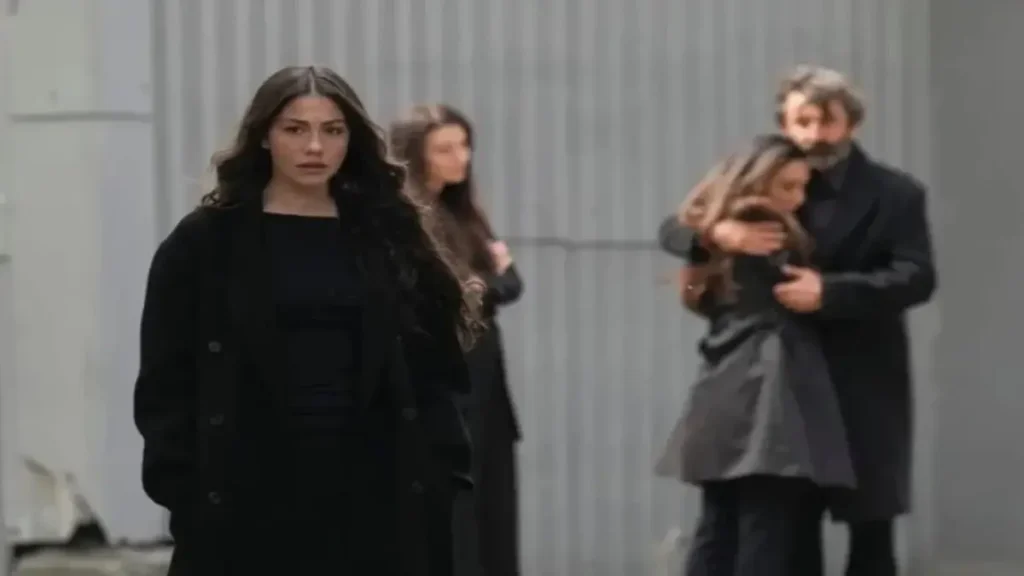 Eşref mourning Müslüm in emotional Episode 44 scene from Eşref Rüya