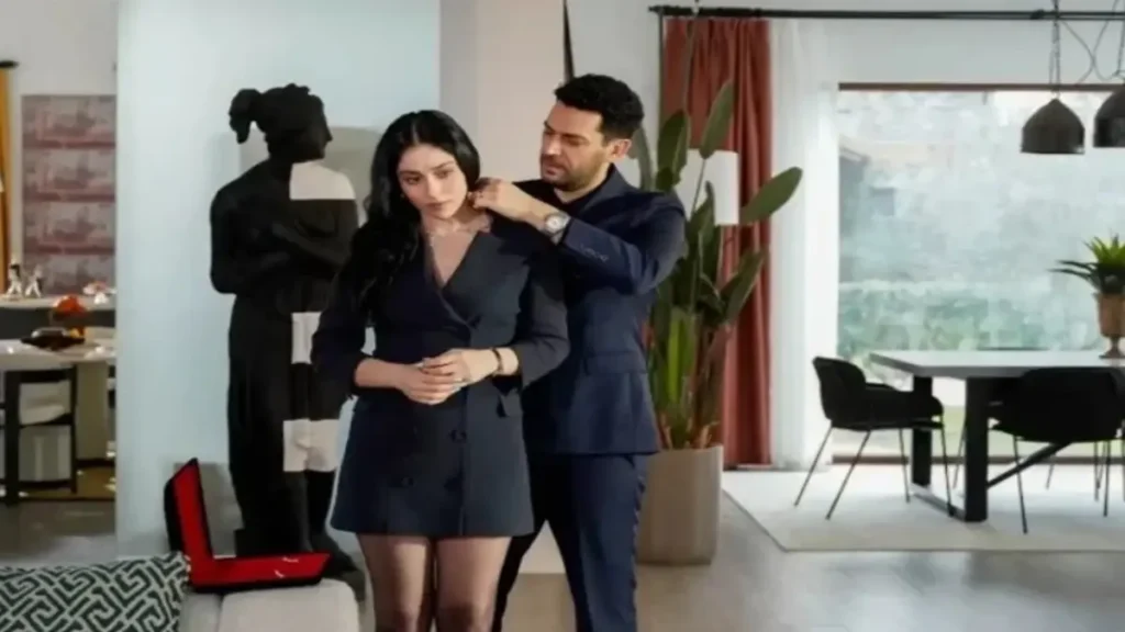 Cemre Baysel as Zeynep Tecer in Güller ve Günahlar