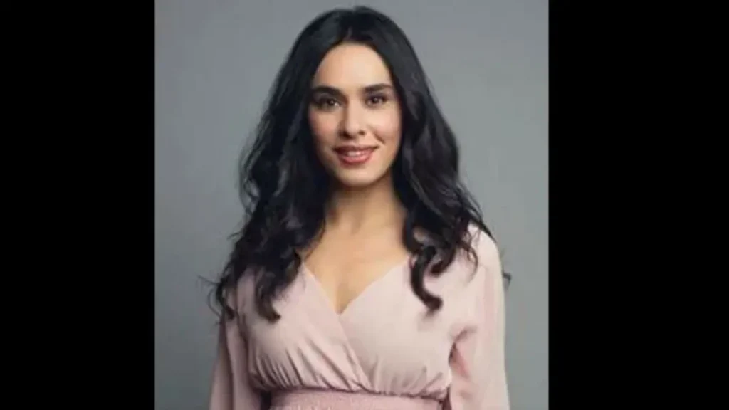 Perihan Ünlücan posing for promotional photo ahead of her role as Ayşen in the Turkish digital series Espiyonaj