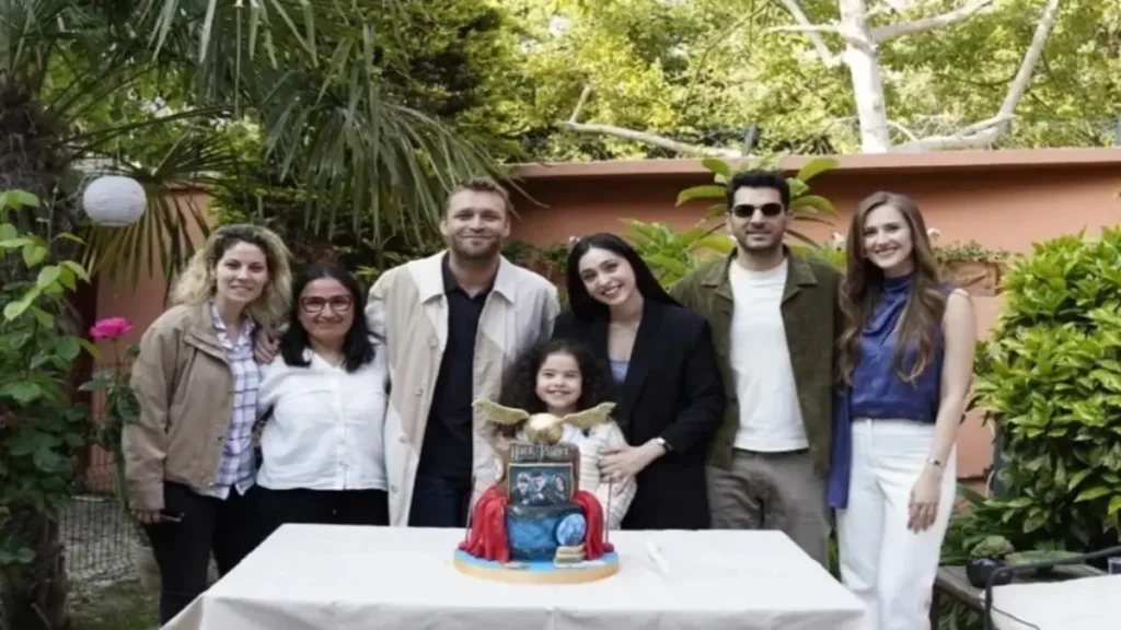 Cast of Roses and Sins celebrating Yade Arayıcı’s surprise birthday on the Kanal D set