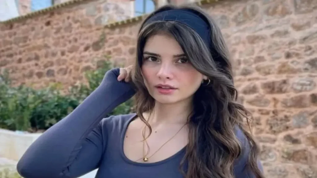 Doğa Bayram cast as Neslihan in Başkalarının Hayatı Turkish drama series